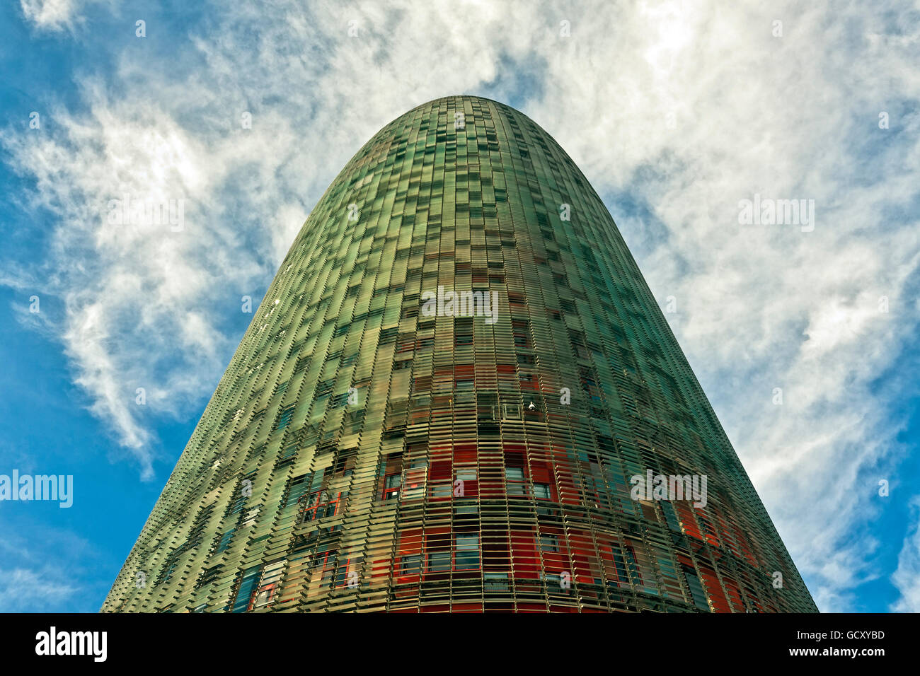 Moderna Torre Agbar grattacielo a Placa de les Glories Catalanes a Barcellona, progettato dall'architetto Jean Nouvel, la Catalogna Foto Stock