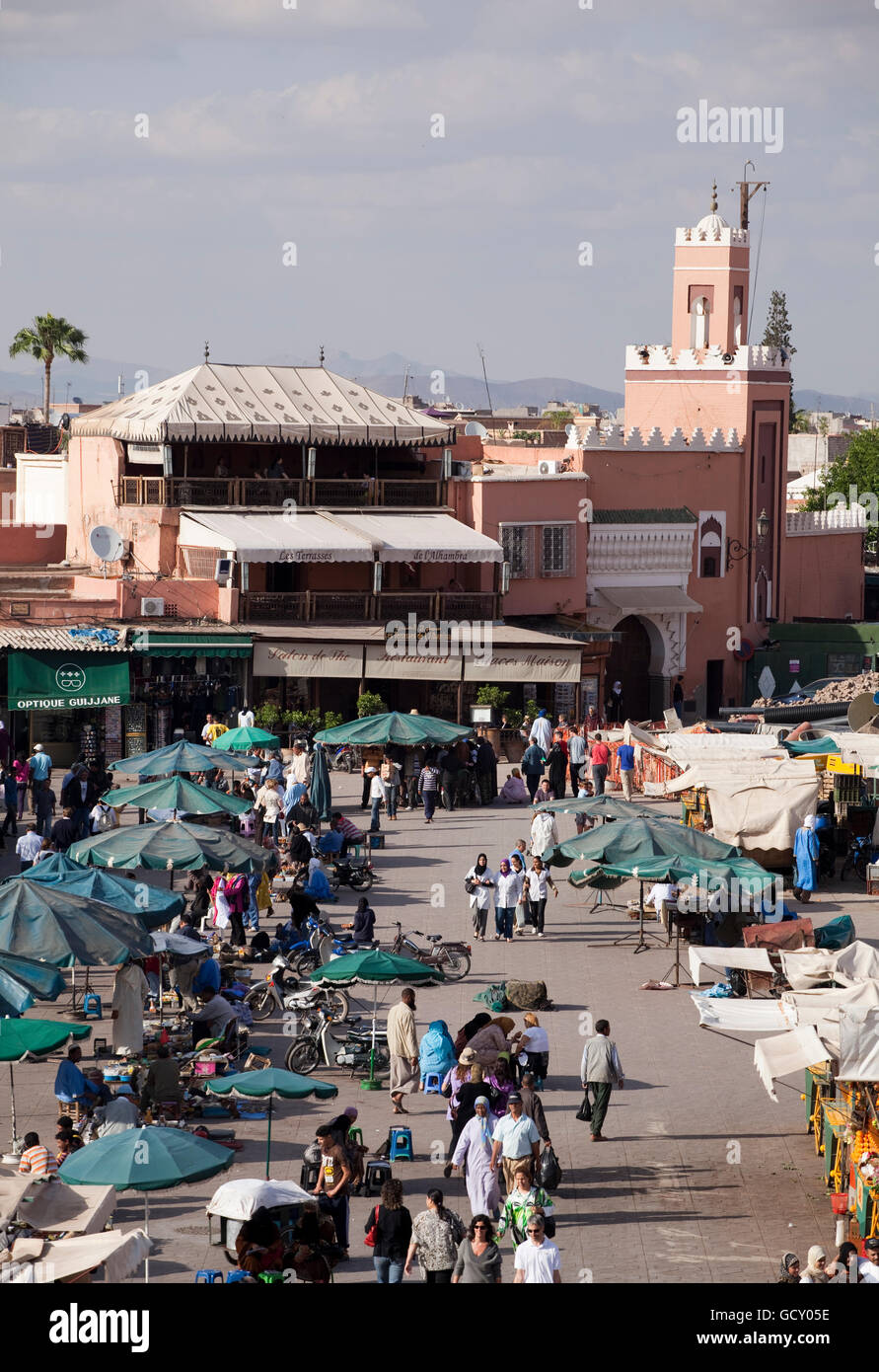Djemaa el Fna market place, arabo "Assemblaggio del morto", Marrakech, Marocco, Africa Foto Stock