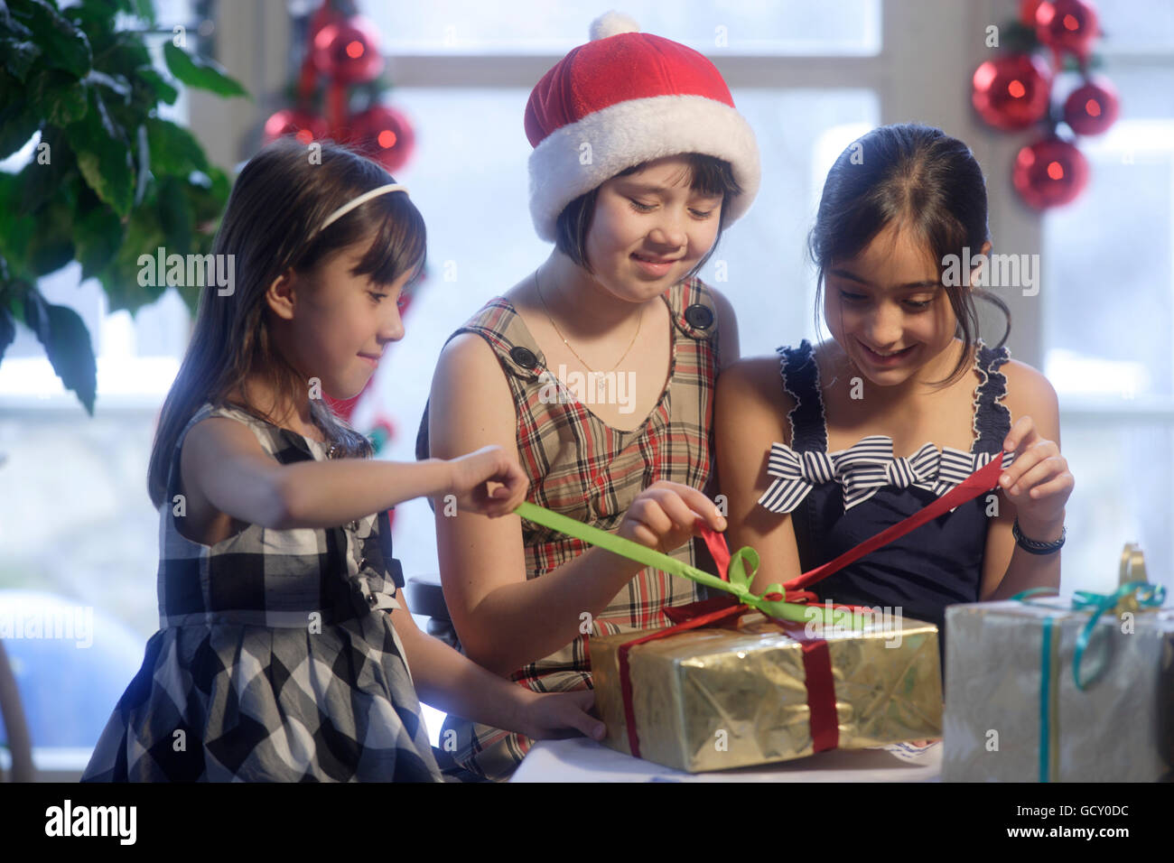 Regali Di Natale 12 Anni.Le Tre Ragazze 10 E 12 Anni Scartare I Regali Di Natale Foto Stock Alamy