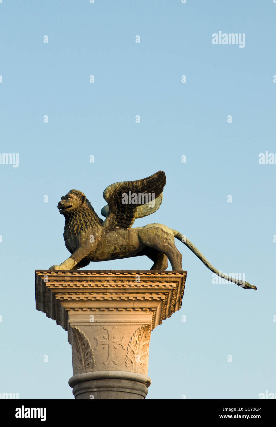 Capitale della colonna con il leone alato di San Marco, simbolo del patrono di Venezia, Piazzetta San Marco, Piazza San Marco, Venezia Foto Stock