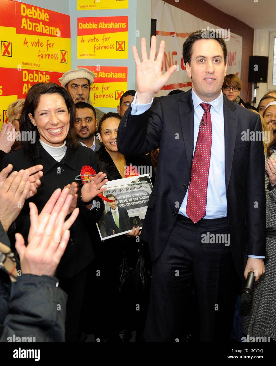 I sostenitori del lavoro incoraggiano il leader laburista ed Miliband, dopo il suo discorso al centro della campagna laburista di Oldham, con Debbie Abrahams (sinistra) candidato laburista per Oldham East e Saddleworth. Foto Stock