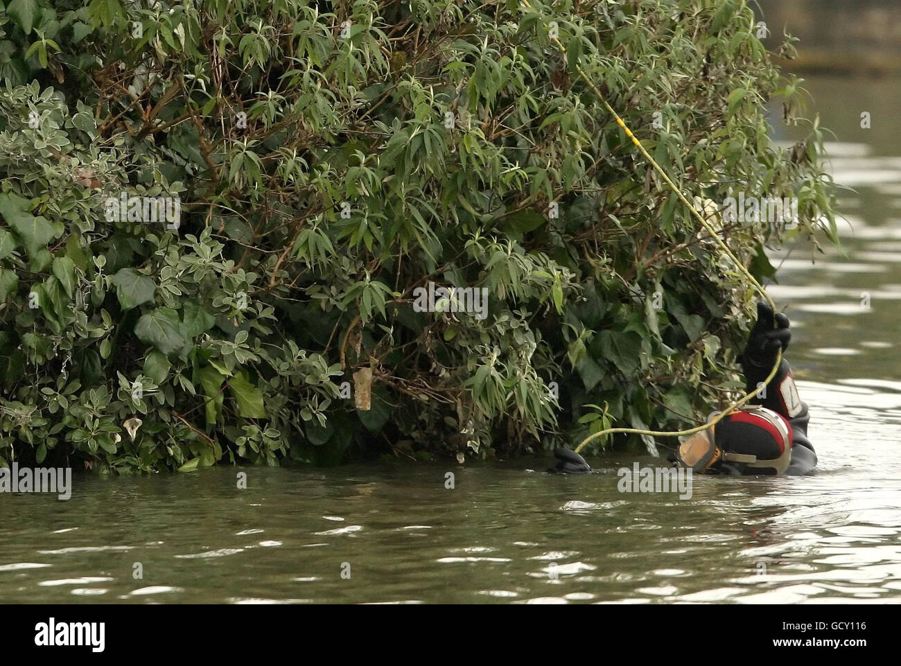 Una polizia subacquea cerca un tratto del fiume Tamigi vicino all'isola di Pharoah, a Shepperton, Surrey, per due uomini mancanti dopo una barca che trasporta sei passeggeri tappati ieri sera. Foto Stock