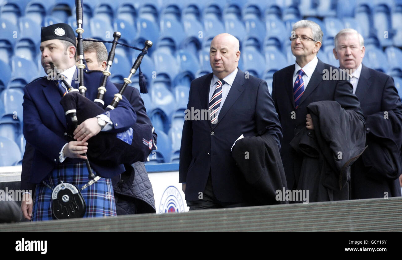 Il direttore dei Rangers John McClelland (centro) Ian Loch, un sostenitore che era al gioco nel '71 (2° a destra) e l'ex giocatore John Greig (estrema destra), arrivano per il servizio commemorativo per commemorare il 40° anniversario del disastro di Ibrox allo stadio Ibrox di Glasgow . Foto Stock