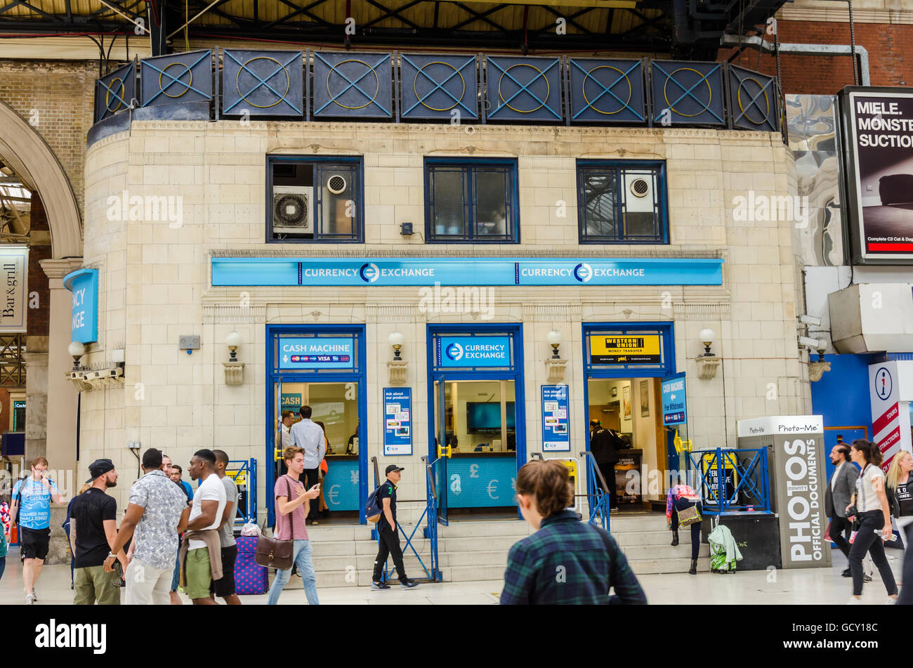 Il Cambio Valuta Internazionale nella stazione di Victoria, Londra Foto Stock