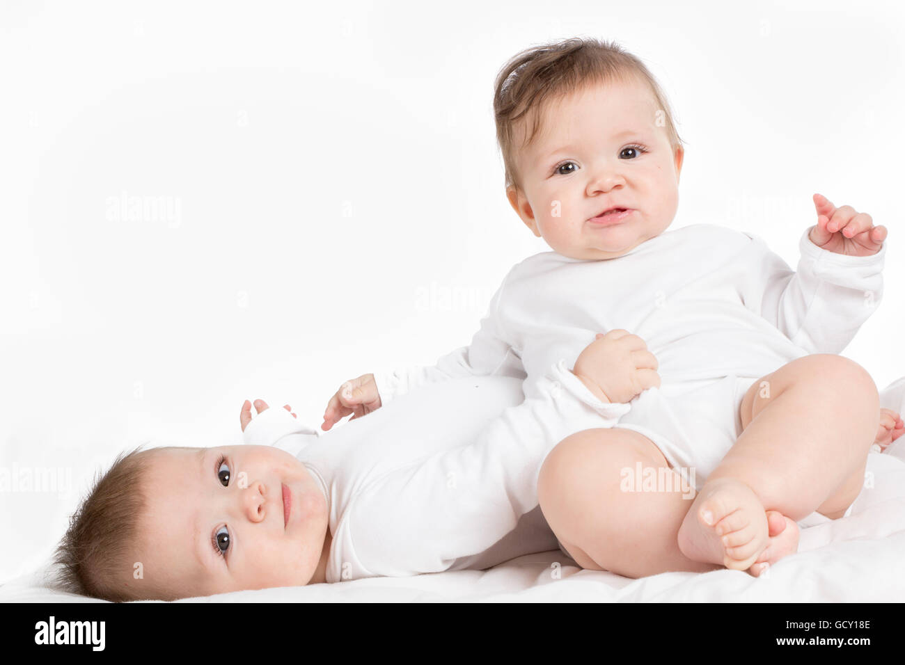 Carino twin baby ragazze azienda ogni altro Foto Stock