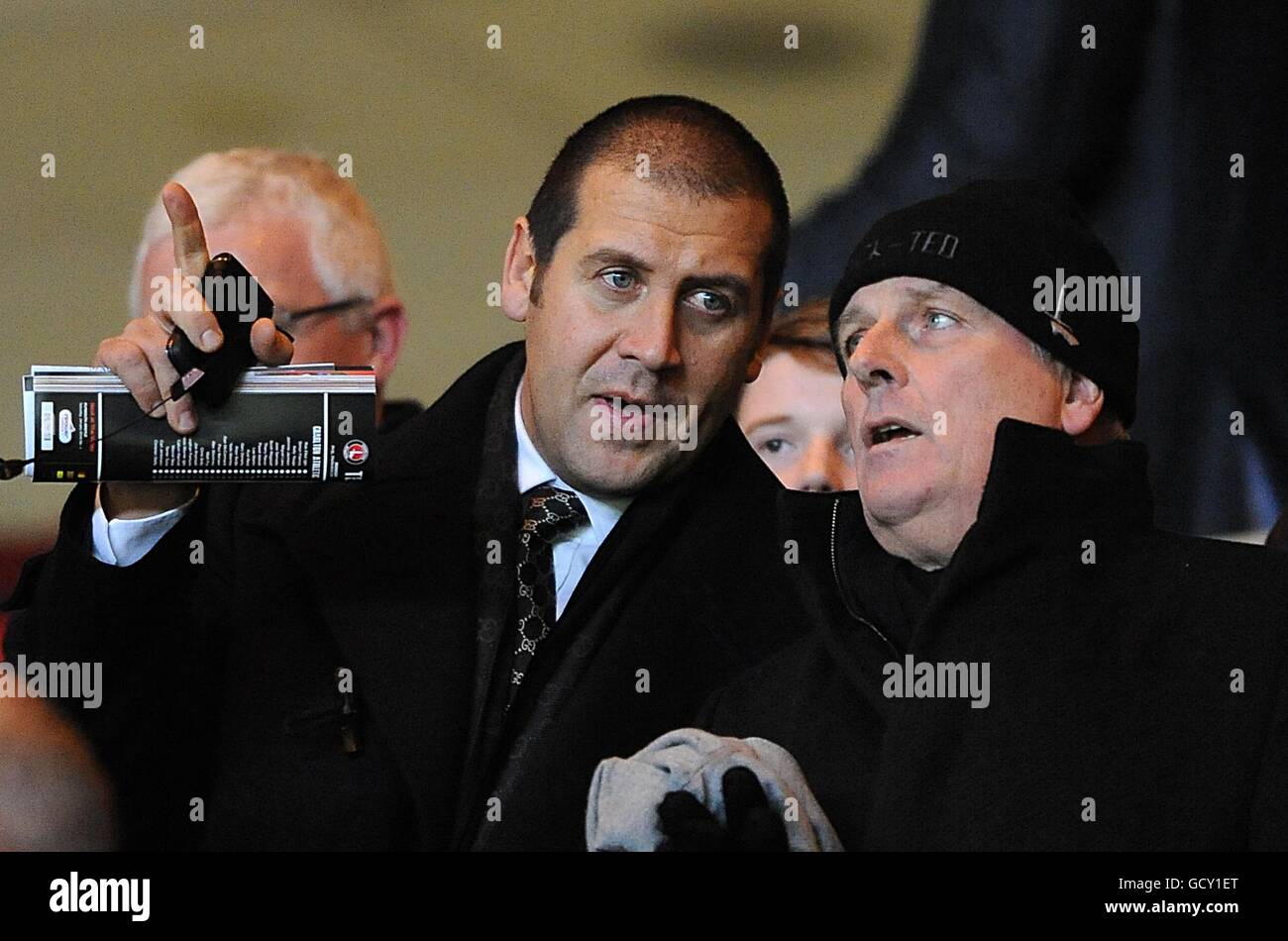 New Charlton Athletic co-presidente Tony Jimenez (al centro) negli stand Foto Stock