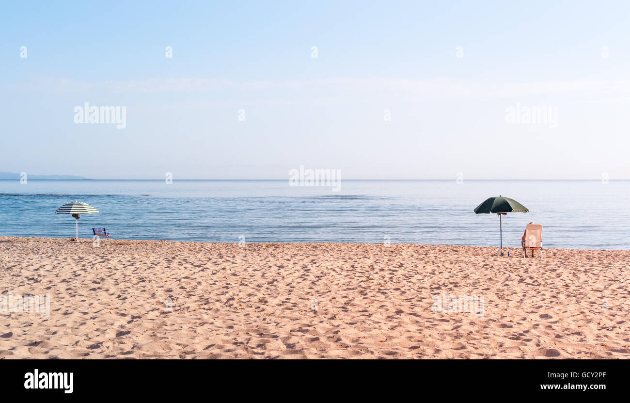 Ombrellone in mattinata sulla costa sarda di Platamona Foto Stock