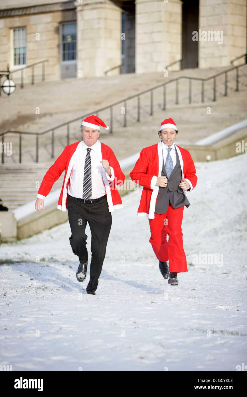 Jim Wells MLA (a sinistra) si unisce a Conall McDevitt MLA come si allenano per la MS Society Santa Dash e Dander questo Sabato presso la tenuta Stormont. Foto Stock