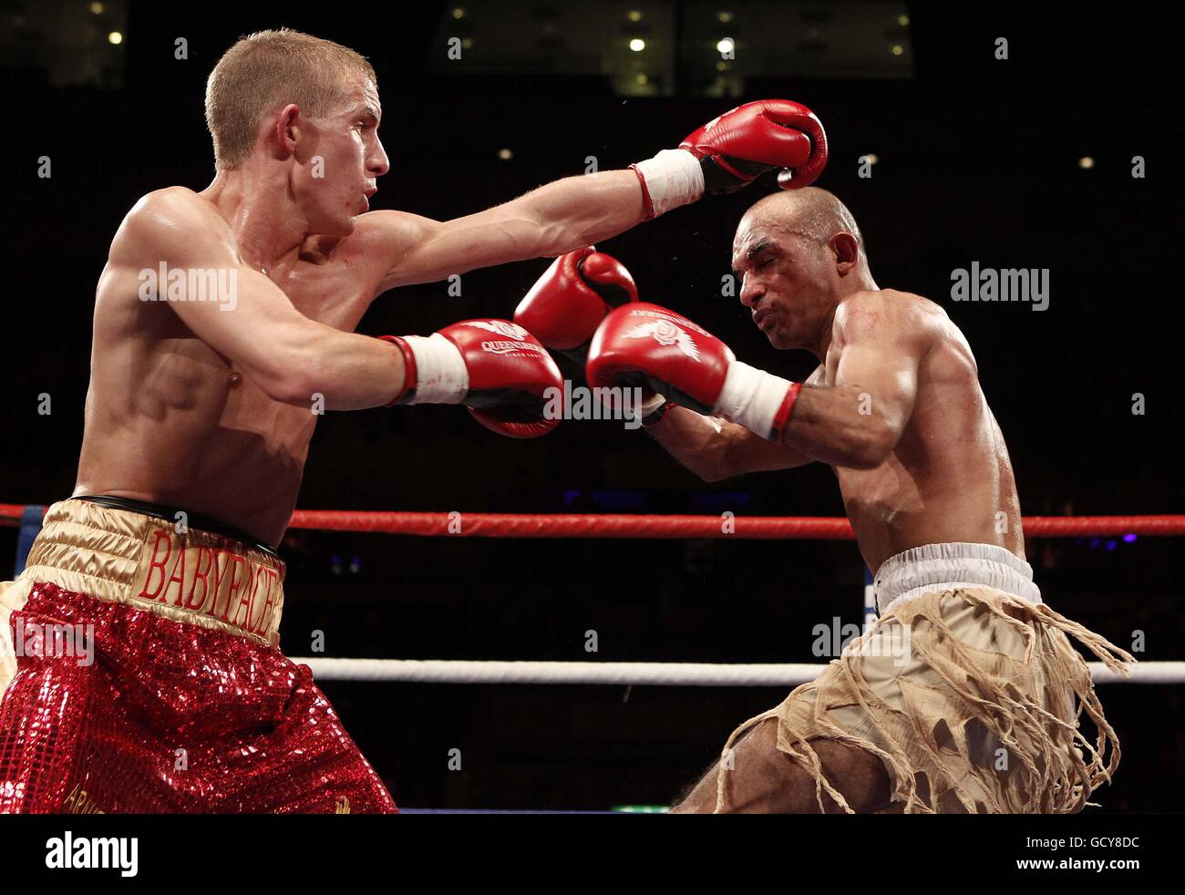 Paul Butler in azione contro Anwar Alfadi durante il Super-Flyweight Contest all'Echo Arena di Liverpool, Liverpool. Foto Stock