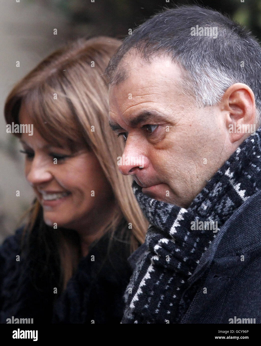 Tommy e Gail Sheridan arrivano alla High Court di Glasgow, dove sono sotto processo accusati di aver mentito sotto giuramento durante la riuscita azione di diffamazione del signor Sheridan contro il giornale News of the World del 2006. Foto Stock