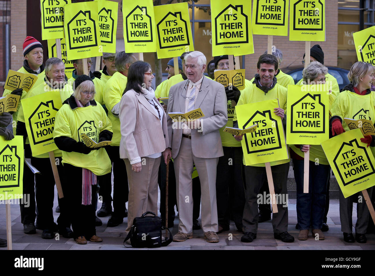 Peter e Hazelmary Bull (centro) con manifestanti cristiani fuori dal tribunale della contea di Bristol. Il signor e la signora Bull stanno comparendo in tribunale, dove vengono citati in giudizio da una coppia omosessuale per essersi rifiutati di permettere loro di condividere un letto matrimoniale nel loro hotel in Cornovaglia. Foto Stock