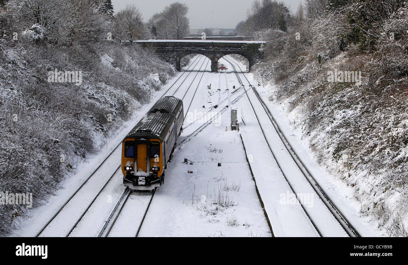 Un treno arriva alla stazione di Hunts Cross, Liverpool nella neve. Foto Stock