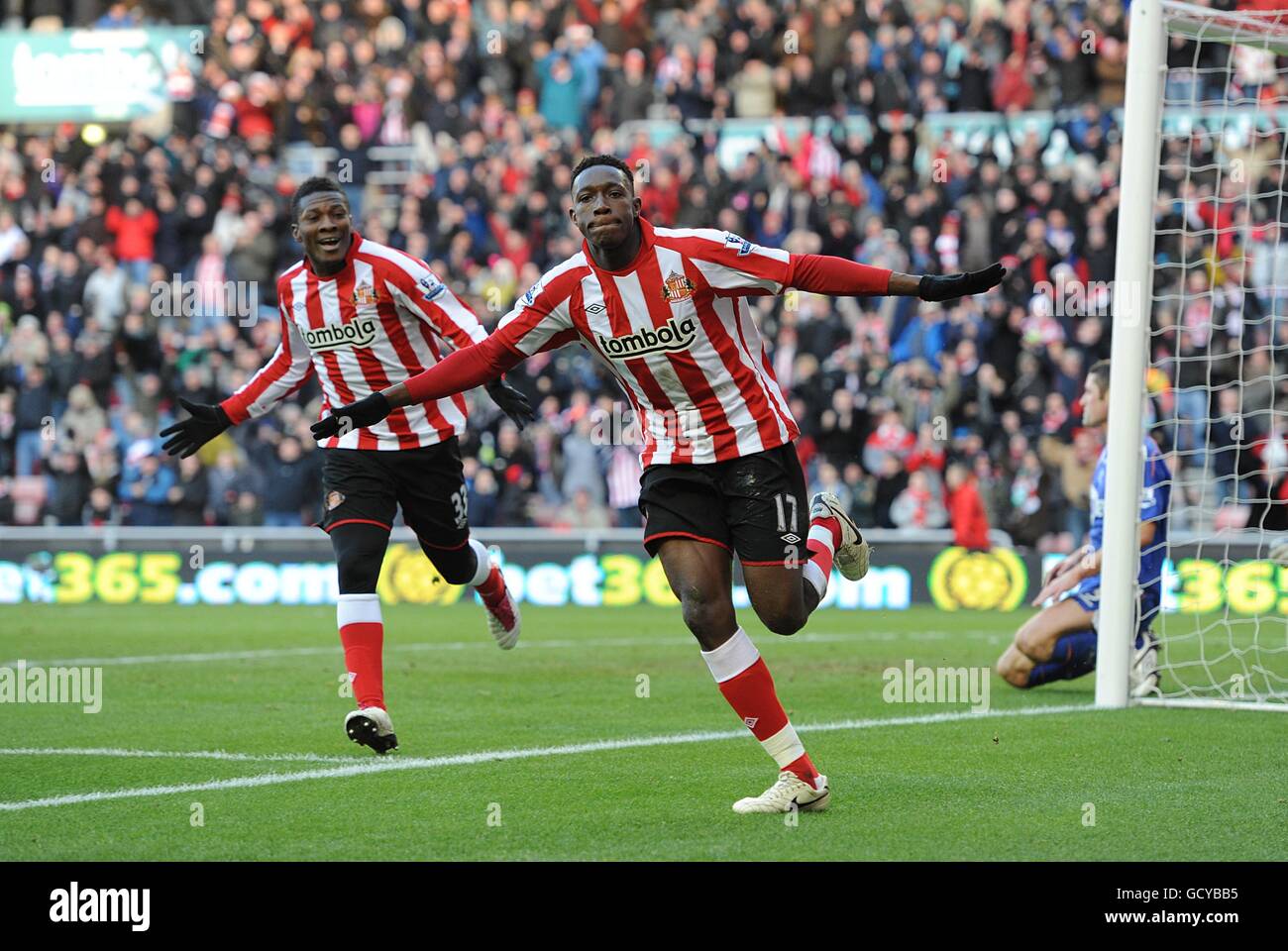 Danny Welbeck (centro) di Sunderland festeggia dopo aver segnato il primo goal del gioco Foto Stock