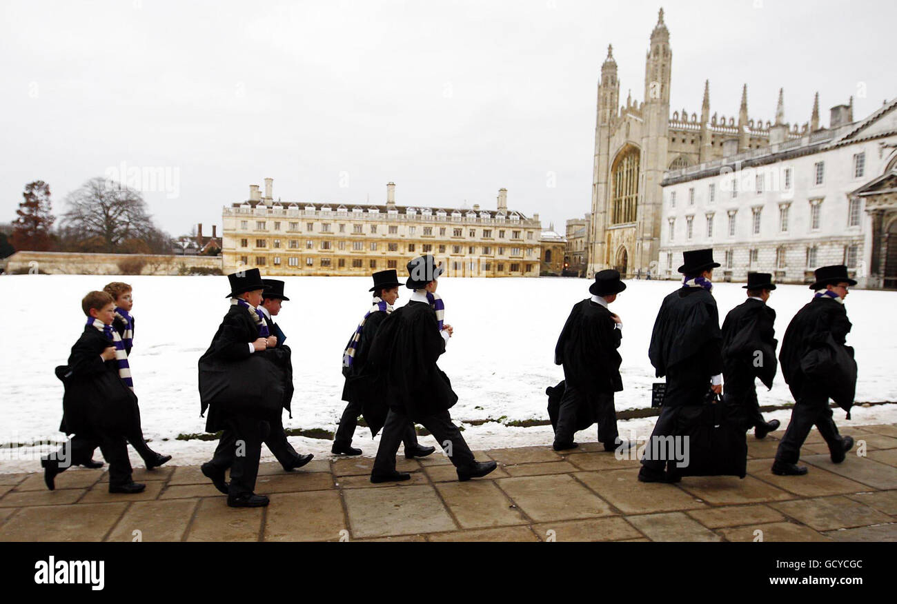 I coristi - tra i 10 e i 13 anni - procedono dalla vicina King's College School alla cappella del King's College, Cambridge, per partecipare alle prove finali per l'annuale Festival della vigilia di Natale di nove lezioni e Carols. Foto Stock