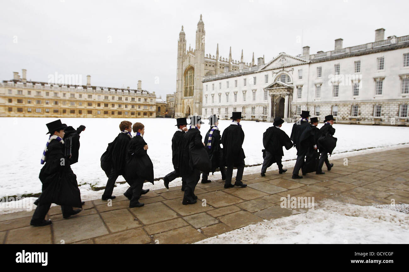 I Choristers - di età compresa tra i 10 e i 13 anni - procedono dalla King's College School alla cappella del King's College di Cambridge per partecipare alle prove finali per l'annuale Festival della vigilia di Natale di nove lezioni e Carols. Foto Stock