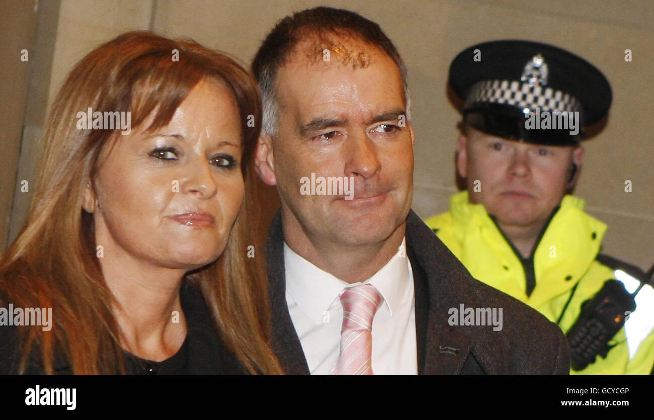 Tommy Sheridan e Gail Sheridan lasciano la High Court di Glasgow dopo che Sheridan è stato ritenuto colpevole di aver mentito sotto giuramento durante la sua efficace azione di diffamazione contro il giornale News of the World nel 2006. Foto Stock