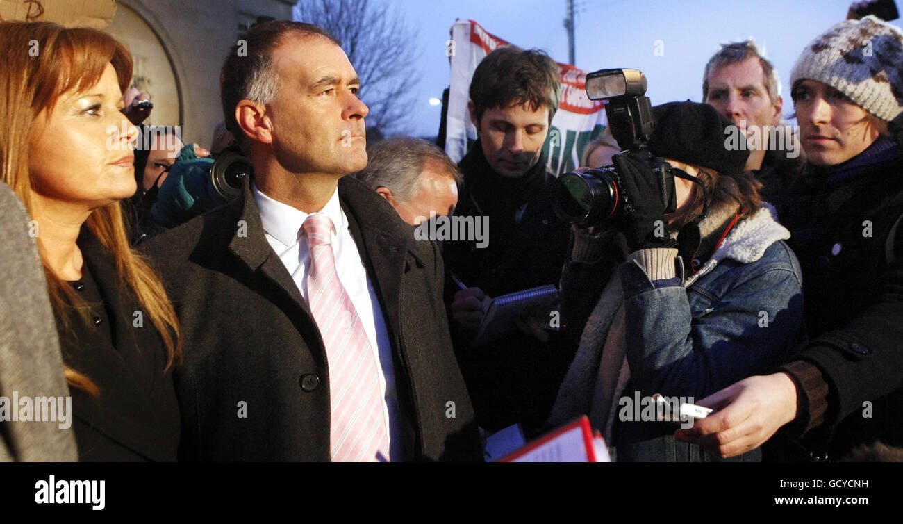 Tommy Sheridan e Gail Sheridan fuori Glasgow High Court dopo che Sheridan è stato ritenuto colpevole di aver mentito sotto giuramento durante la sua efficace azione di diffamazione contro il giornale News of the World nel 2006. Foto Stock