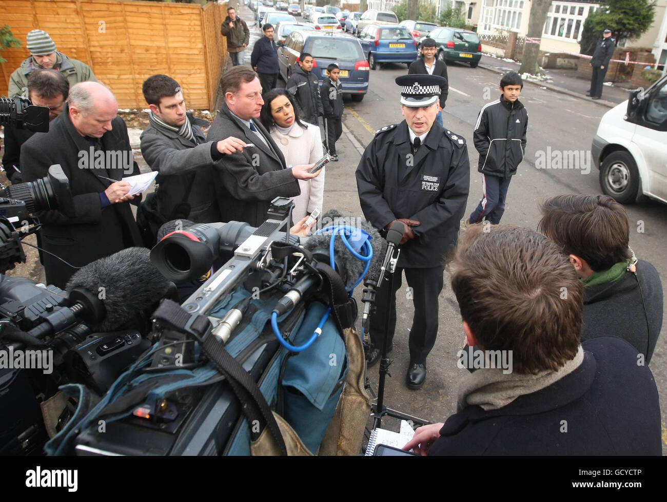 Il comandante Guy Ferguson di Sutton Borough parla ai media su Demesne Road, a Wallington, dove una donna è stata mormorata a morte da un cane. Foto Stock