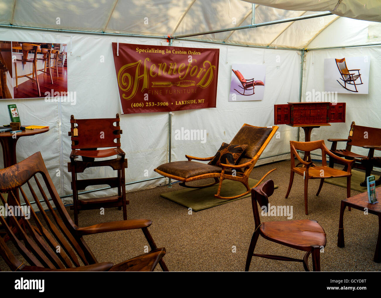 Stand al Cherry Creek Art Festival di Denver in Colorado mostrando raffinati mobili in legno realizzati da Steve Henneford Foto Stock