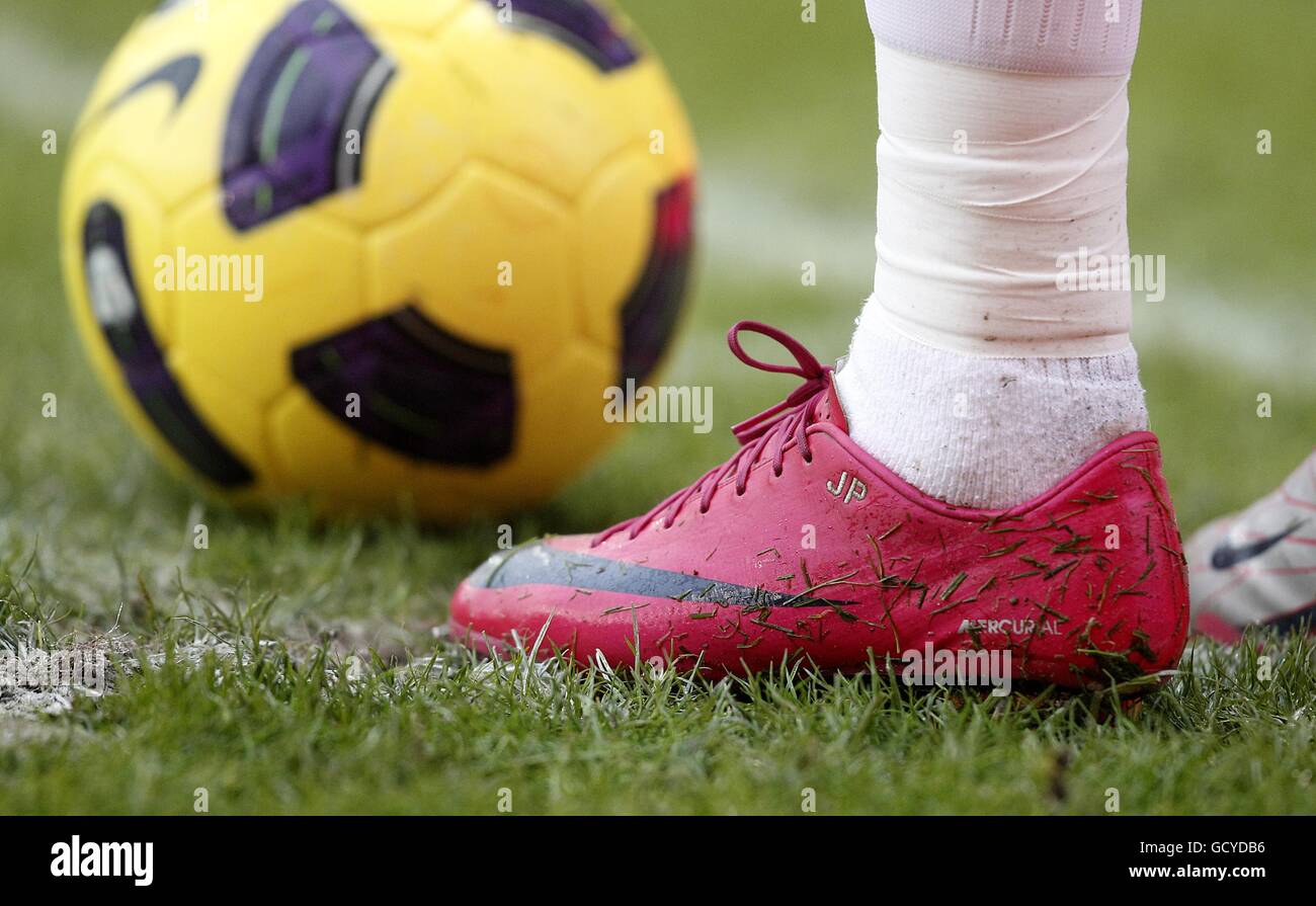 Jermaine Pennent di Stoke City con le sue iniziali sul suo stivale Foto Stock