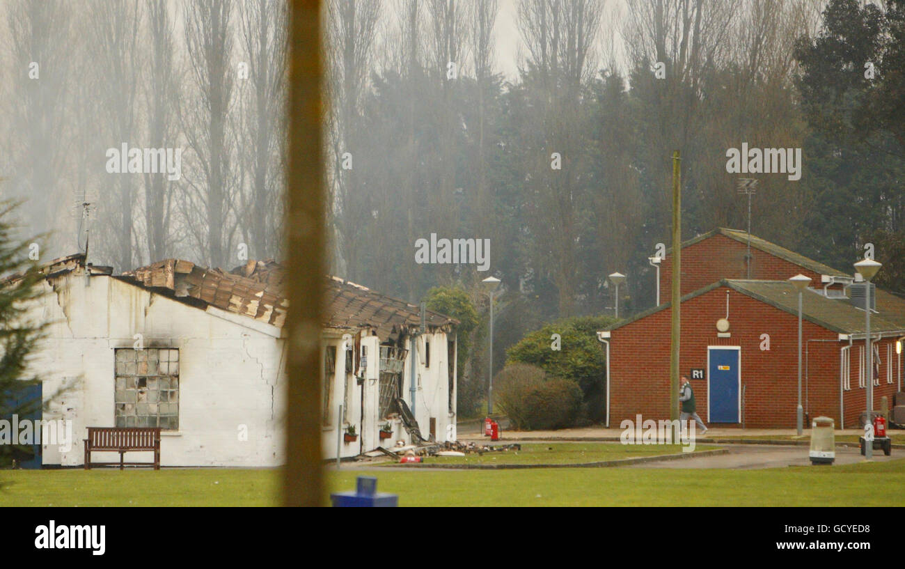 Una vista dell'edificio della palestra danneggiato dal fuoco a HMP Ford vicino Arundel, Sussex occidentale dopo circa 40 prigionieri iniziarono una rivolta e ripresero edifici nella prigione aperta, secondo il Ministero della Giustizia. Foto Stock