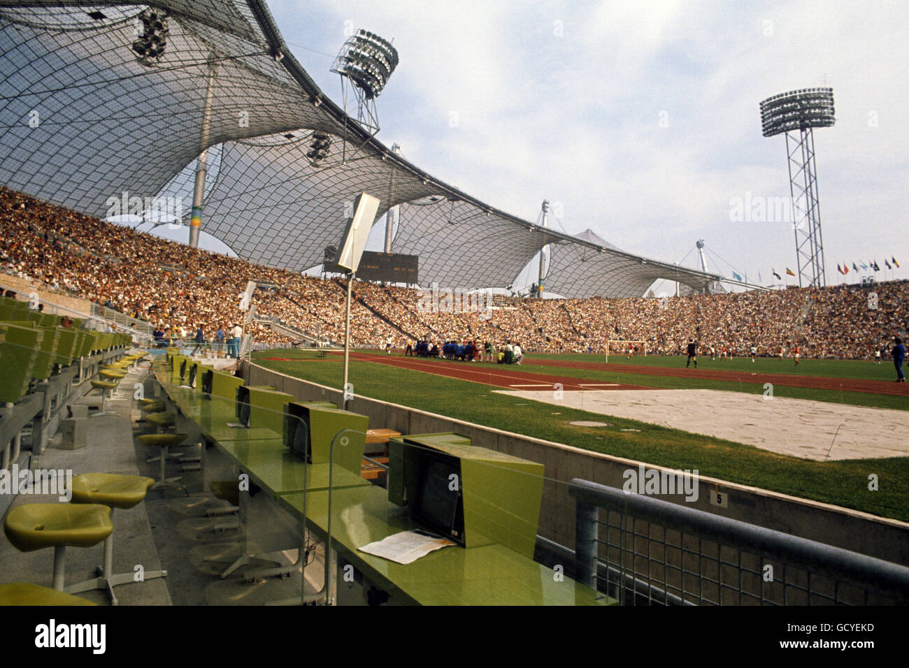 Calcio - Giochi Olimpici estivi 1972, Monaco di Baviera - medaglia di bronzo - Unione Sovietica / Germania orientale - Stadio Olimpico, Monaco di Baviera. Vista delle sedi della pressa nel supporto durante la partita. Foto Stock