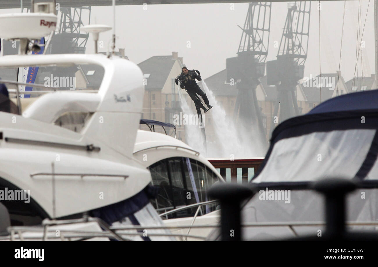 Un uomo su un Jetlev-Flyer durante il London International Boat Show, tenuto a Excel nella parte est di Londra. Foto Stock