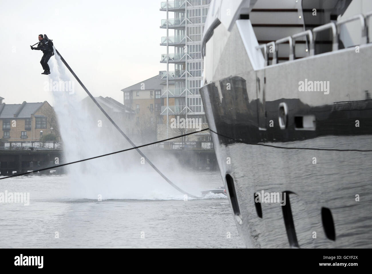 Un uomo su un Jetlev-Flyer durante il London International Boat Show, tenuto a Excel nella parte est di Londra. Foto Stock