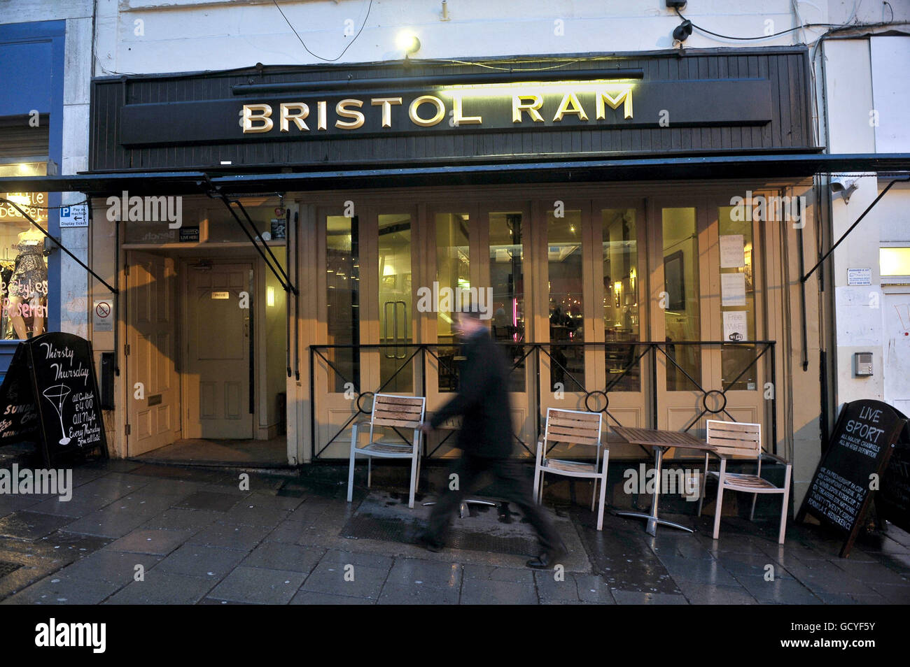 Una vista generale del pub Bristol RAM su Park Street, vicino a Clifton, Bristol, dove la polizia ha messo in su manifesti che richiedono informazioni sull'assassinio di Joanna Yeates. Foto Stock