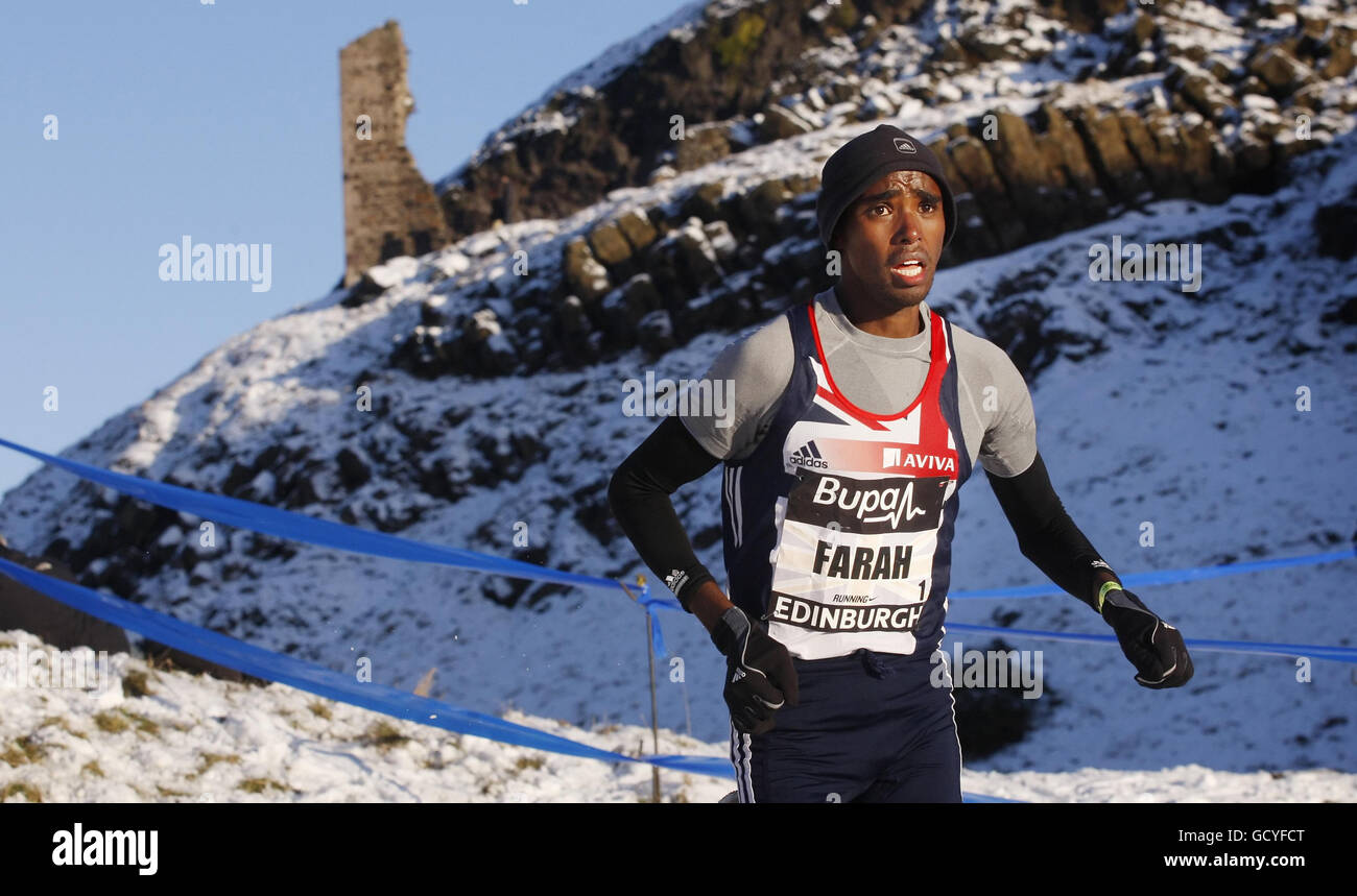 Il vincitore della gara Mo Farah, durante la gara Mens International Team Challenge 8k & Scottish Interdistrettuale durante la gara BUPA Great Winter Run di Edimburgo. Foto Stock