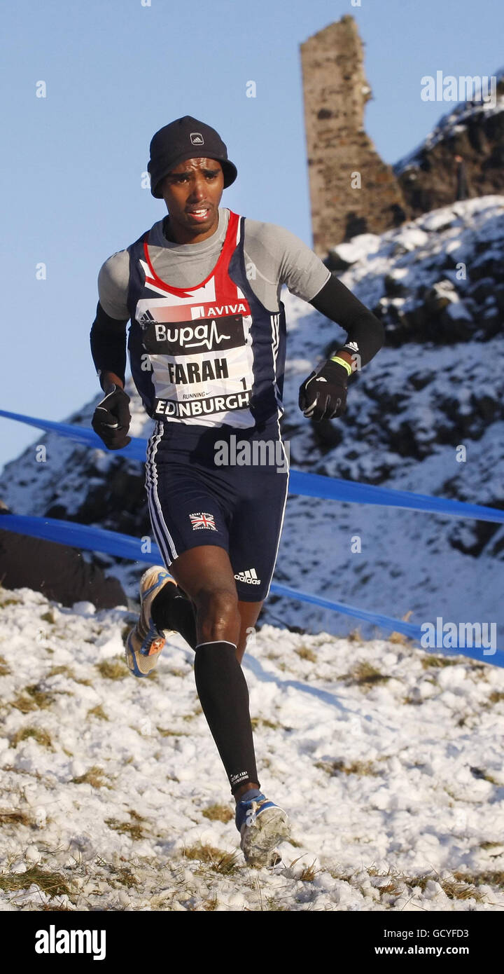 Il vincitore della gara Mo Farah, durante la gara Mens International Team Challenge 8k & Scottish Interdistrettuale durante la gara BUPA Great Winter Run di Edimburgo. Foto Stock