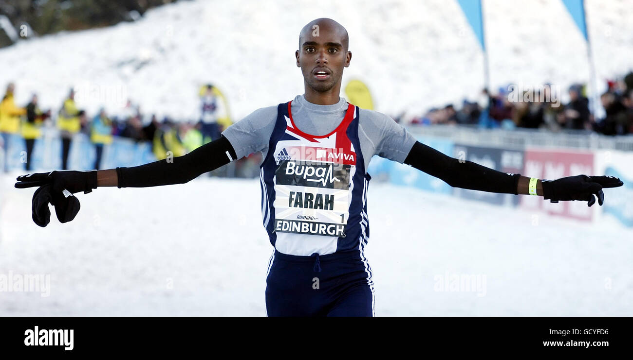 MO Farah vince il Men's International Team Challenge 8k & Scottish Interdistrettuale Race per parte della Bupa Great Winter Run di Edimburgo e X Country International Challenge 2011 all'Holyrood Parking di Edimburgo, Scozia. Foto Stock