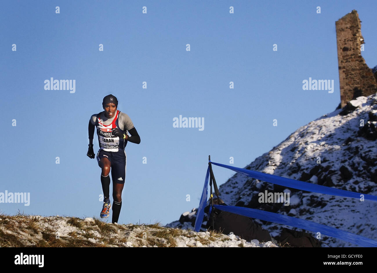 Il vincitore della gara Mo Farah, durante la gara Mens International Team Challenge 8k & Scottish Interdistrettuale durante la gara BUPA Great Winter Run di Edimburgo. Foto Stock