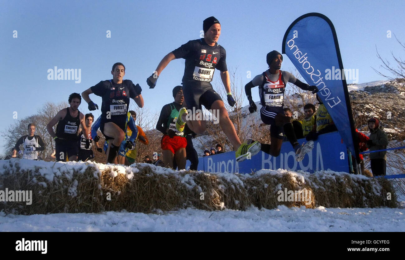 Il vincitore della gara Mo Farah (davanti a destra) e Scott Bauhs (davanti a sinistra) degli Stati Uniti, durante la gara Mens International Team Challenge 8k & Scottish InterDistrict durante la BuPA Great Winter Run di Edimburgo. Foto Stock