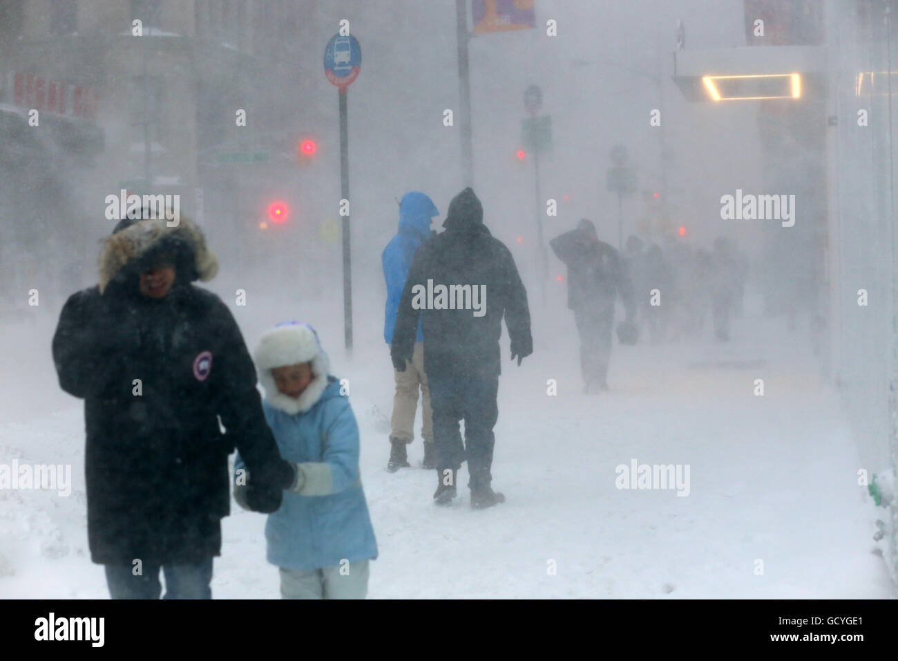 Le persone si rinforzano contro i venti alti e la neve pesante durante il Blizzard di inverno del 2016, New York City, 23 gennaio 2016. Neve squall tempesta di neve Foto Stock