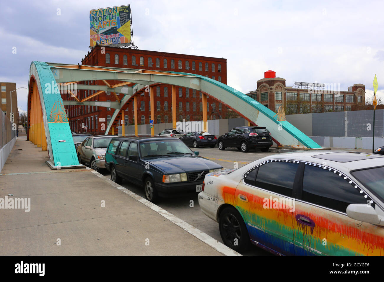 Station North Arts District a Baltimora con Guilford Ave Bridge, copycat Buildin e Baltimore Design School sullo sfondo. Baltimora, Maryland Foto Stock