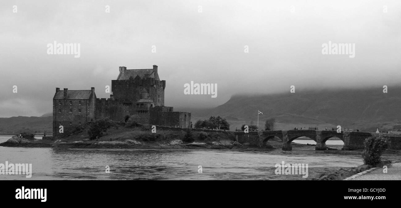 Eileann Donan Castle in bianco e nero Foto Stock