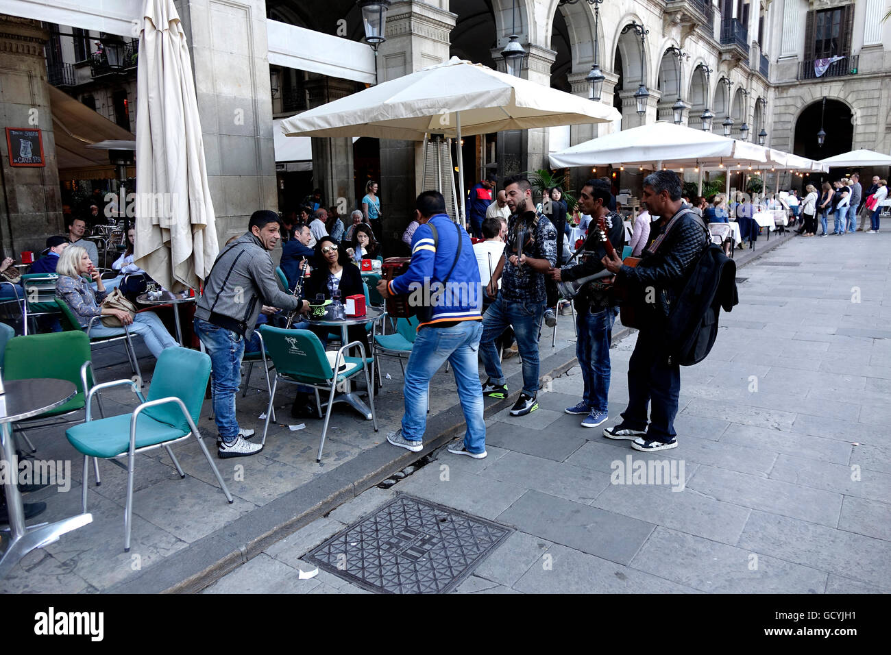 Musicisti di strada sono comuni in Placa Real di Barcellona. Essi eseguono e poi richiedere il pagamento dal cafe patroni Foto Stock