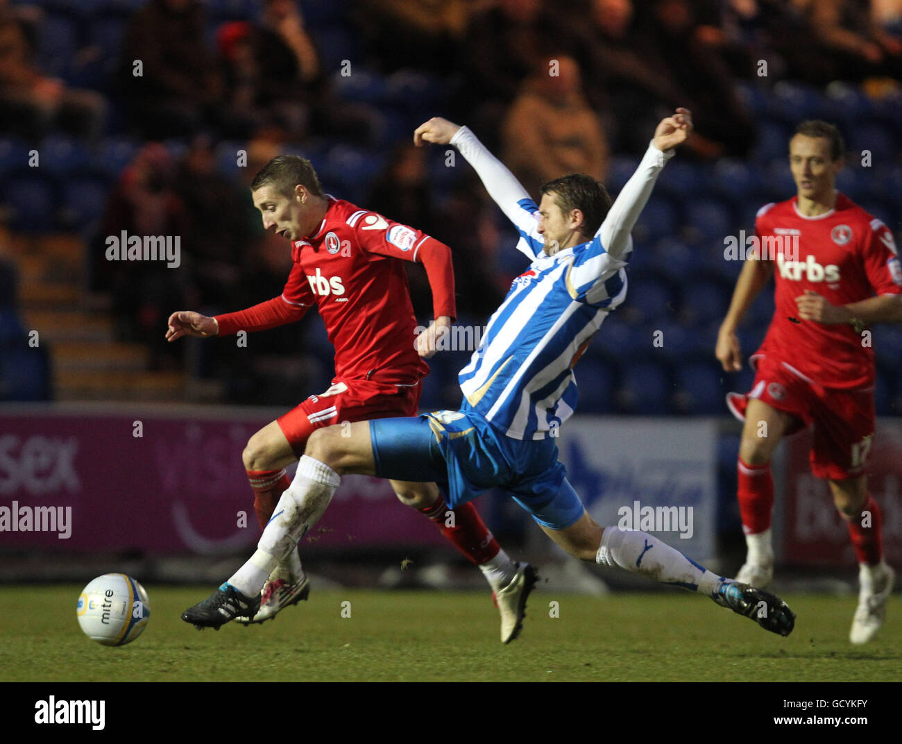 Il Lee Martin di Charlton Athletic è stato affrontato da Matt Heath (a destra) del Colchester United durante la partita della Npower League One al Weston Homes Community Stadium di Colchester. Foto Stock