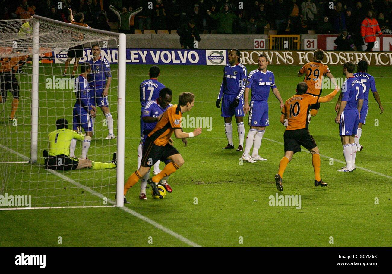 Jose Bosingwa (centro) di Chelsea si trova in una posizione sconsiderata mentre Wolverhampton Wanderers festeggia Ha segnato un proprio gol passato il portiere Petr Cech (a sinistra) Foto Stock