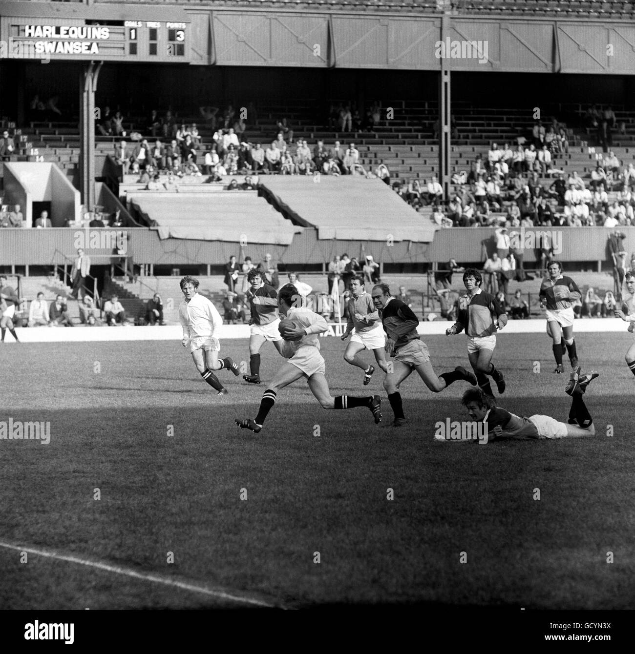 Rugby Union - Harlequins / Swansea - Twickenham. Hywel Griffiths di Swansea si spezza da Harlequins i Howard Foto Stock