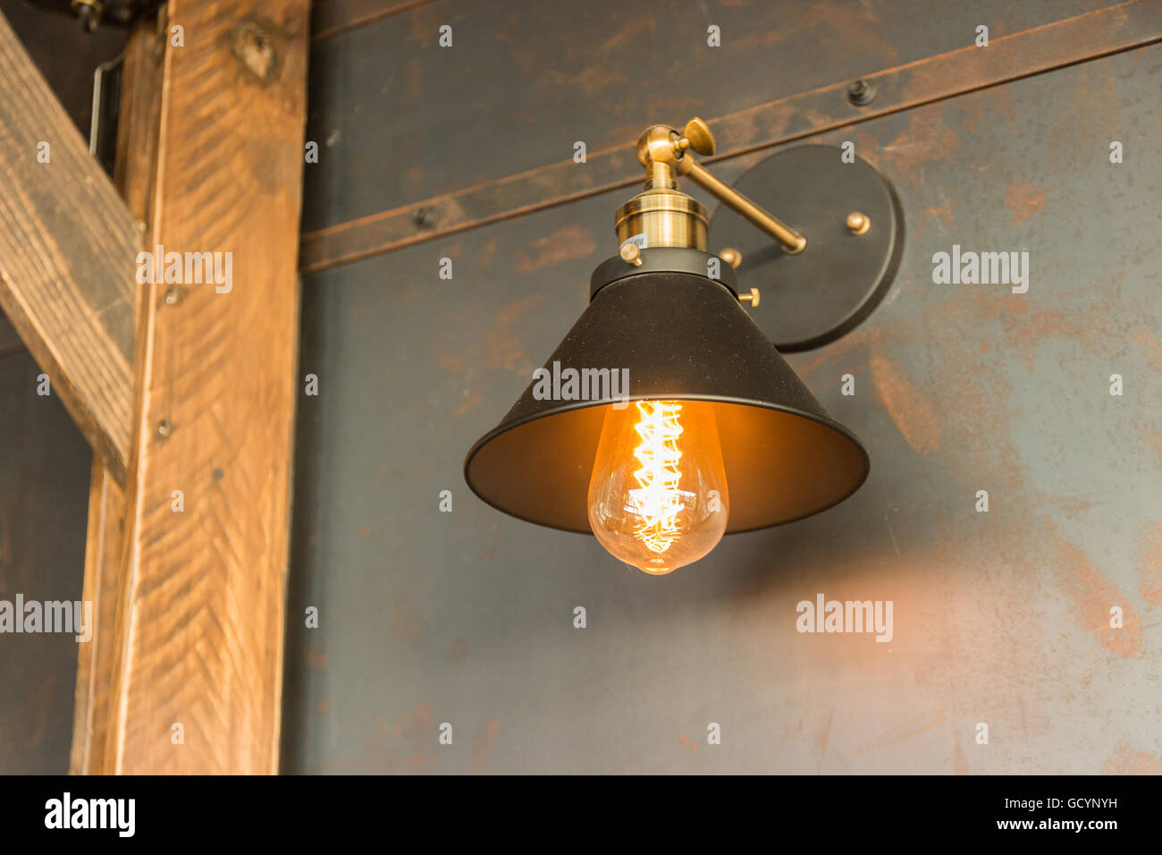 Old-fashion lampada appeso alla parete in legno Foto Stock