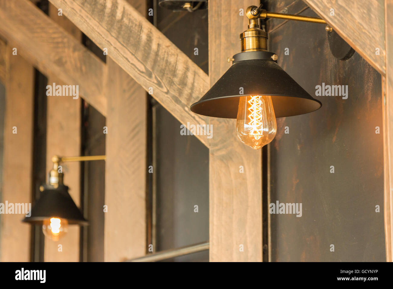 Old-fashion lampada appeso alla parete in legno Foto Stock