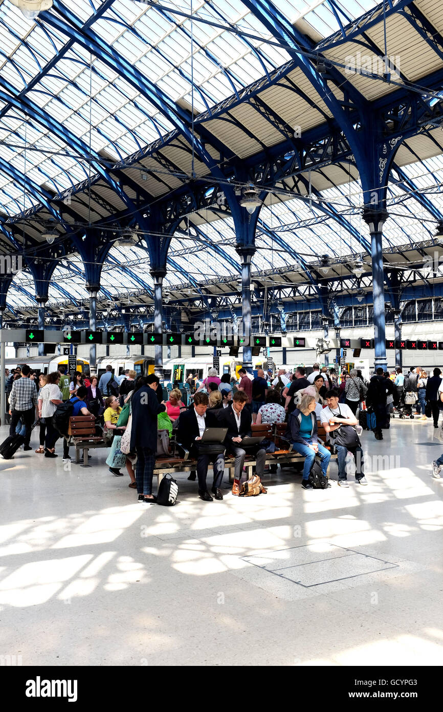 Pendolari e passeggeri in attesa di treni sull'atrio all'indirizzo Stazione ferroviaria di Brighton Southern Rail Network Foto Stock