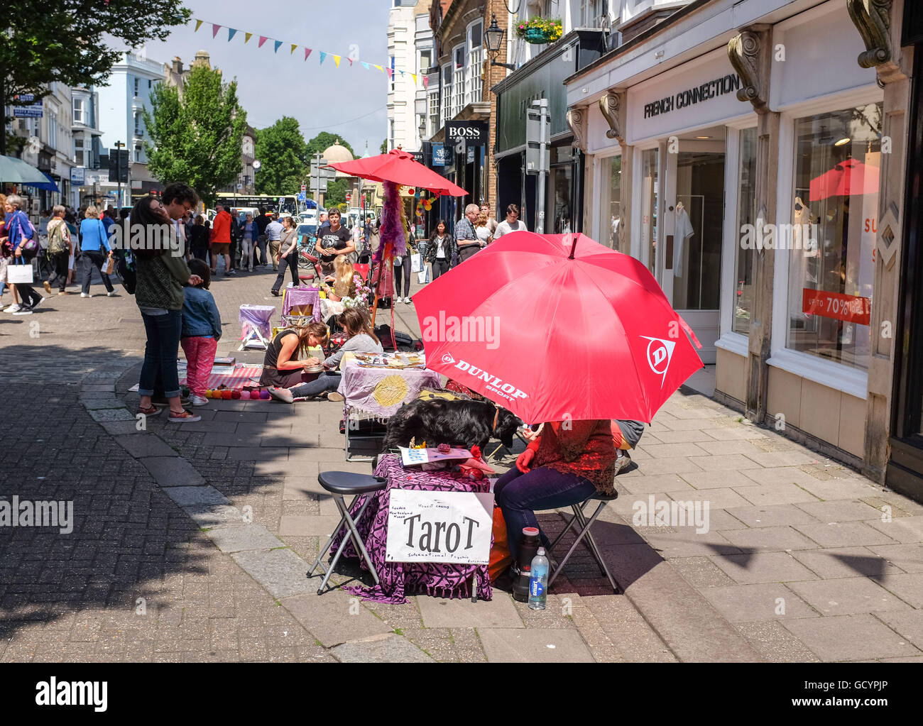 Tarocchi lettori di schede tellling popoli fortune in East Street Brighton Regno Unito Foto Stock