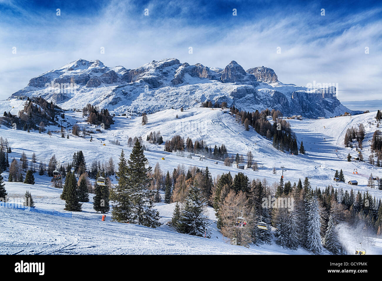 Il paesaggio delle Alpi italiane in un inverno mattina con nuvole all'orizzonte, Dolomiti Alta Badia Foto Stock