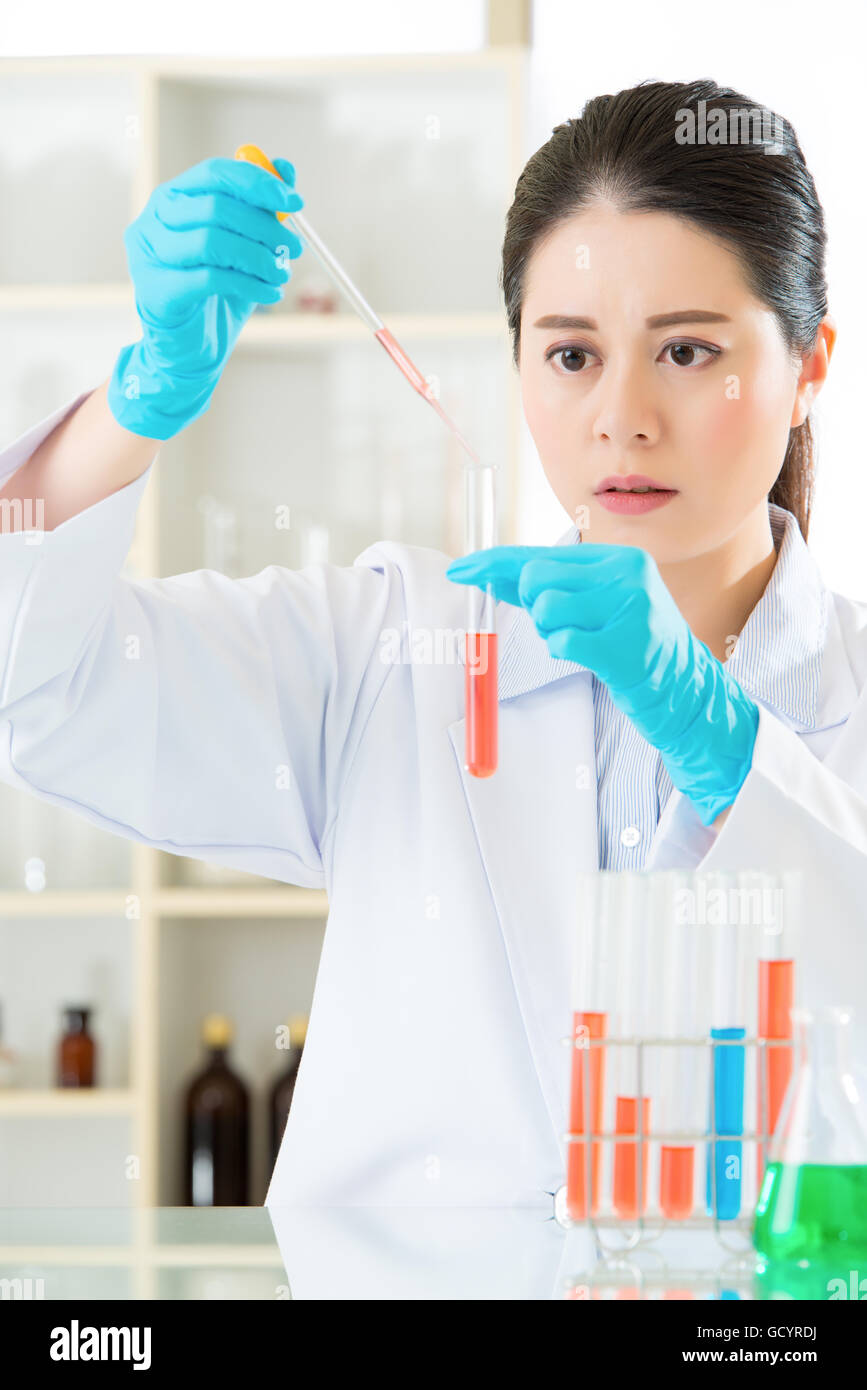 Asian femmina scienziato forense conoscere la conoscenza è potere in laboratorio Foto Stock