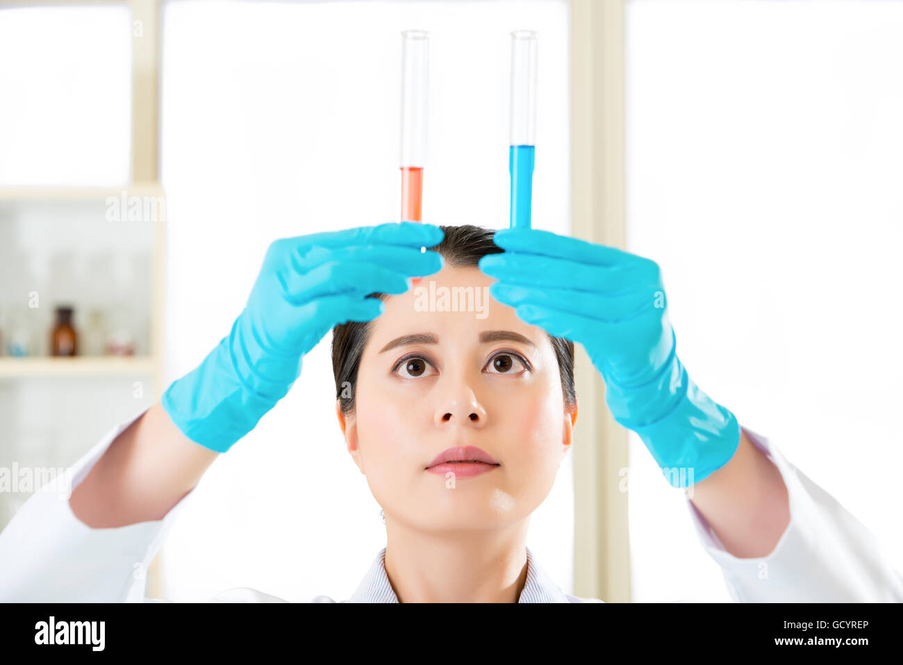 Femmina asiatica scienziato che lavora sulle sostanze chimiche in laboratorio Foto Stock