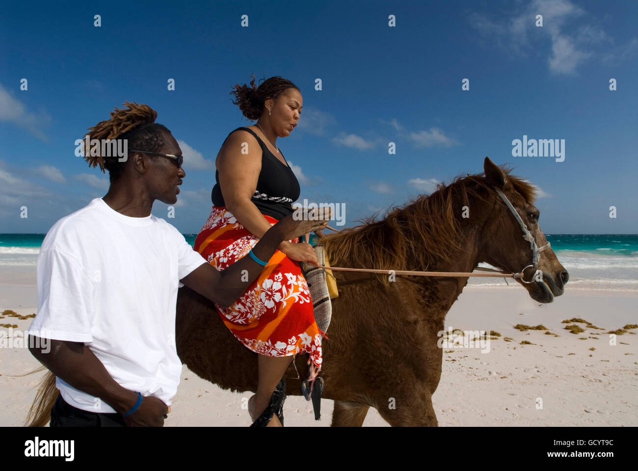 Passeggiate a cavallo a sabbia Rosa Beach. Dunmore Town, Harbour Island, Eleuthera. Bahamas Foto Stock