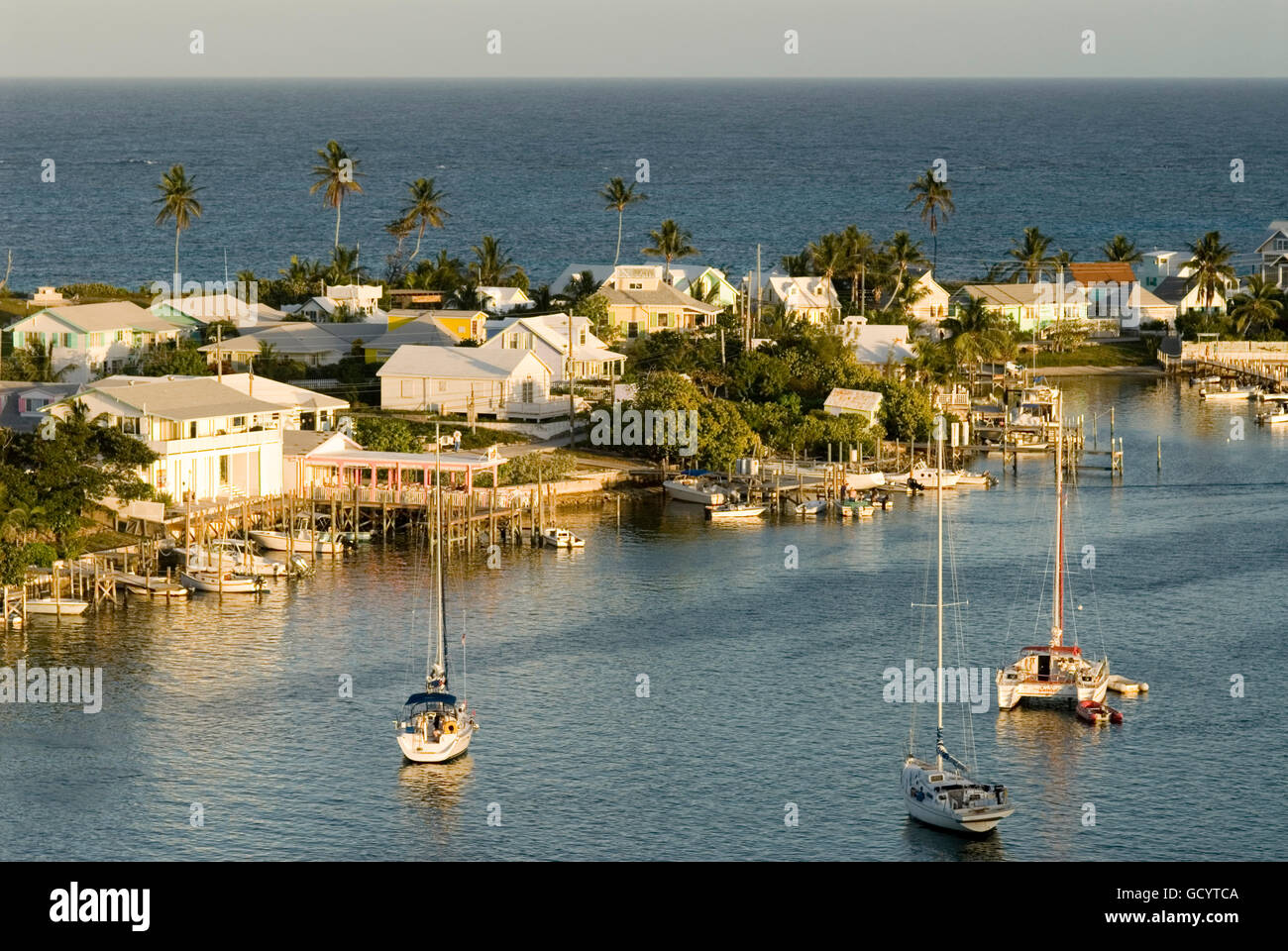 Vedute aeree della speranza comune, gomito Cay, Abacos. Bahamas. Faro e porto nel piccolo villaggio di speranza comune. Foto Stock
